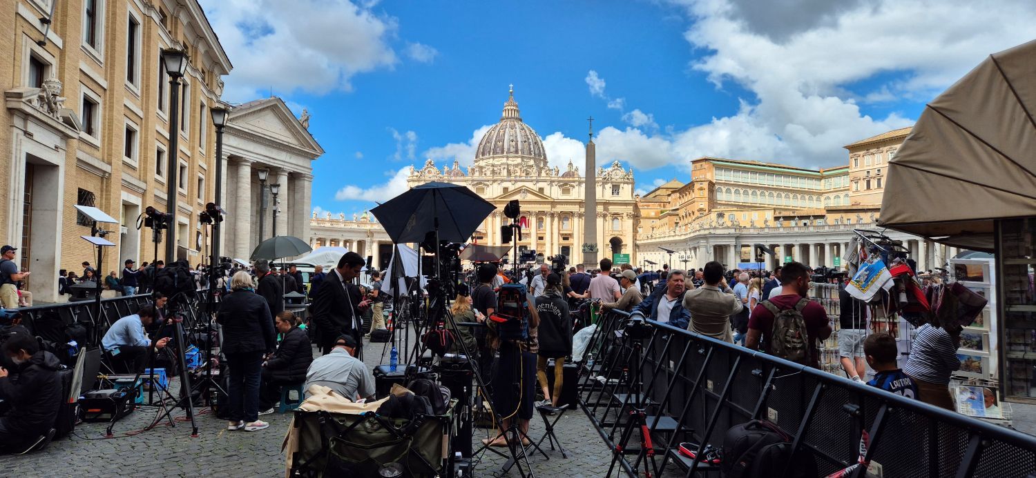 Giornalisti in piazza San Pietro, in uno dei box predisposti