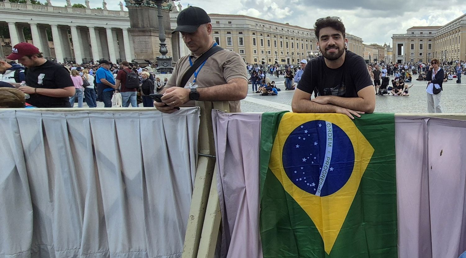 Luis di Rio de Janeiro, attende la fumata del giorno in piazza San Pietro