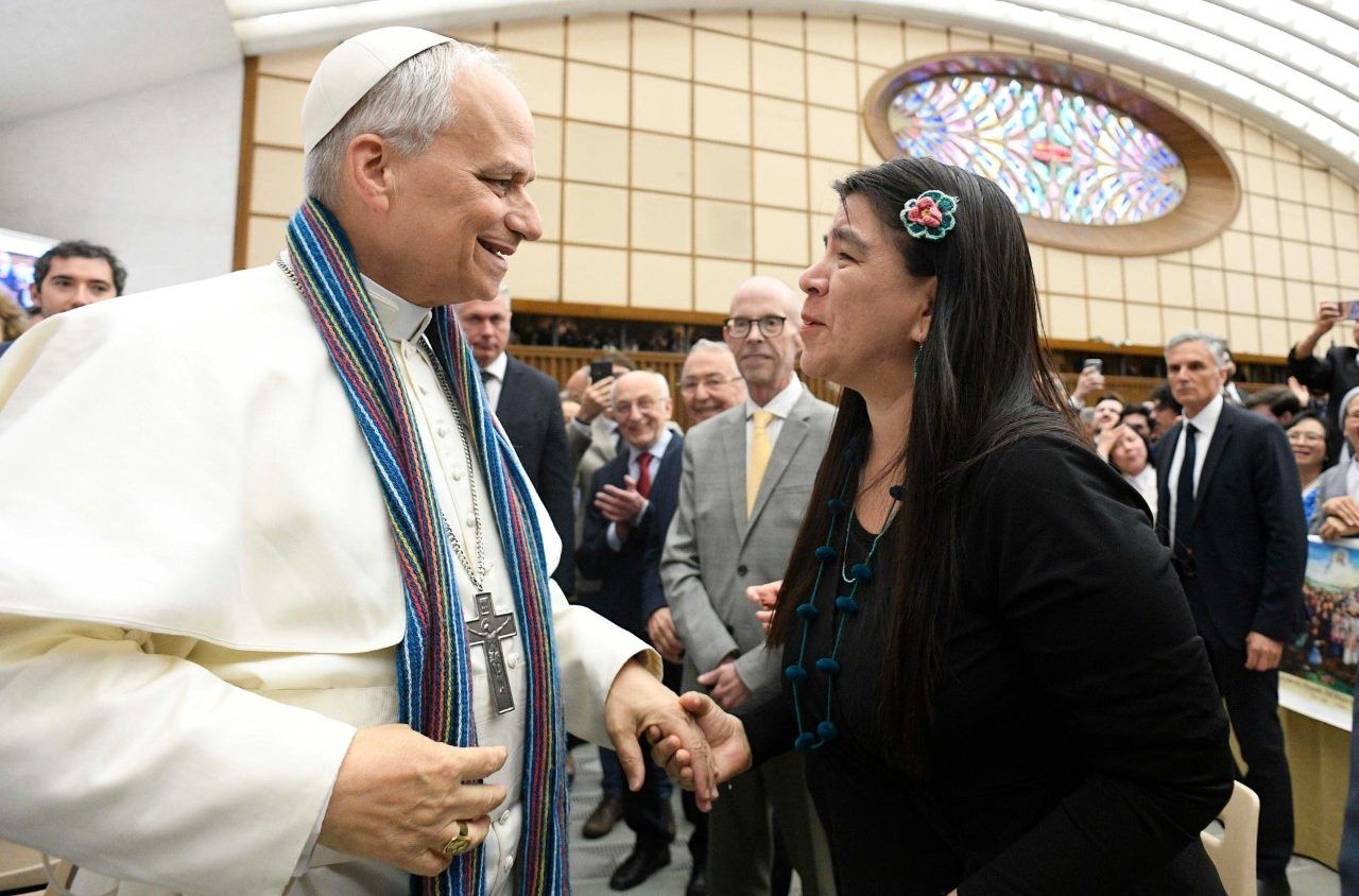 Il Papa con una chalina peruviana, donata da una giornalista del Perù