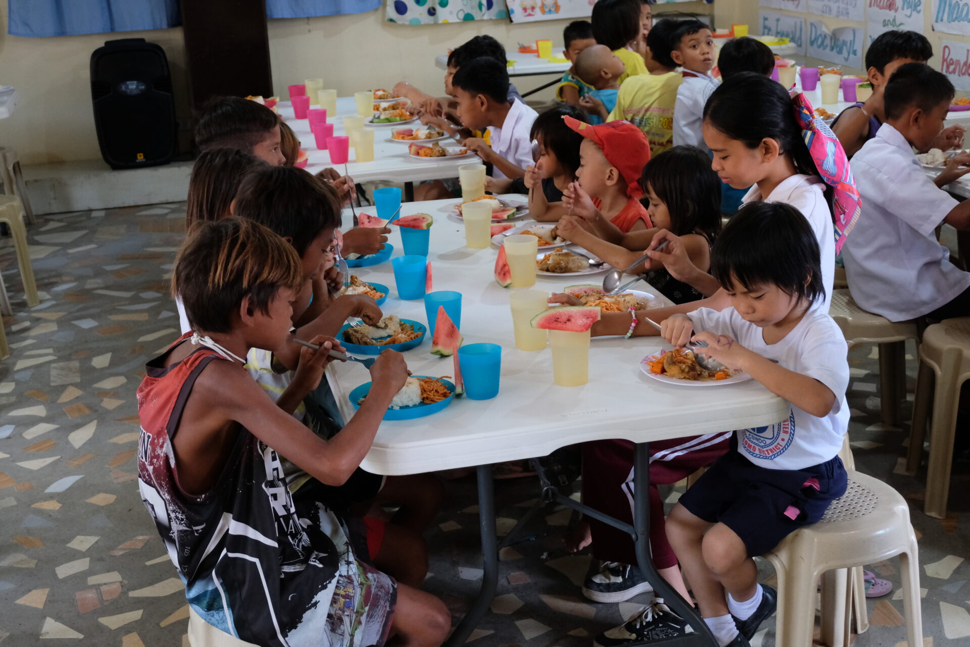 Bambini in uno dei centri nutrizionali dell'arcidiocesi di Davao CIty, nella Filippine