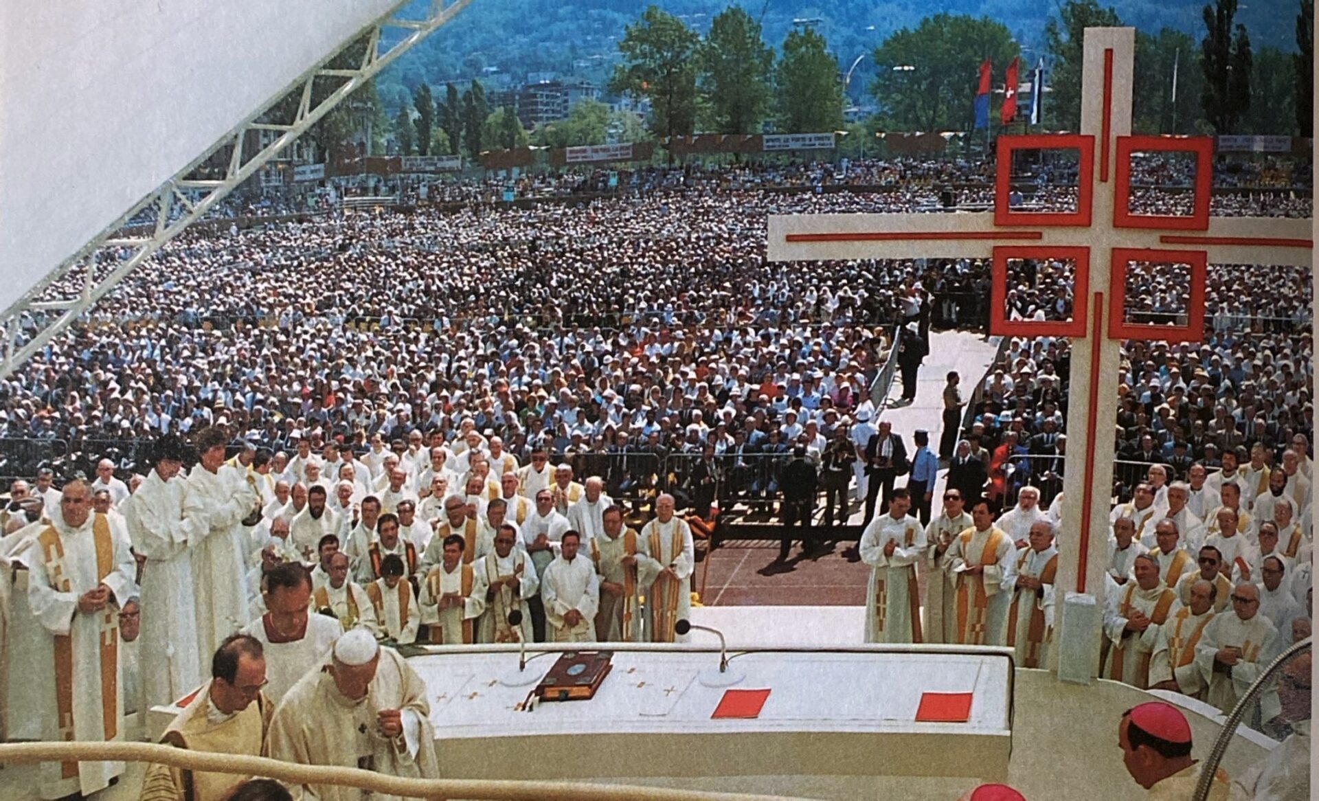 La Messa con San Giovanni Paolo II a Cornaredo il 12 giugno 1984.
